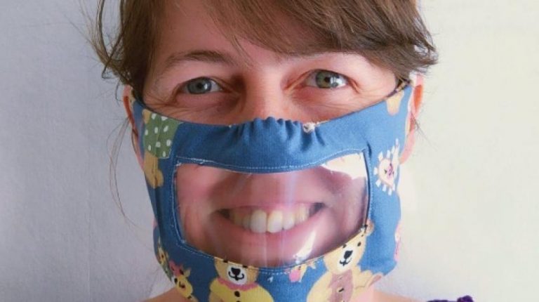 Una persona sorda entrega mañana 70.000 firmas pidiendo la homologación de mascarillas transparentes