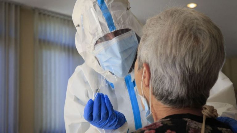 Afectados de residencias gallegas vuelven a superar los 300 tras un brote con 25 contagios