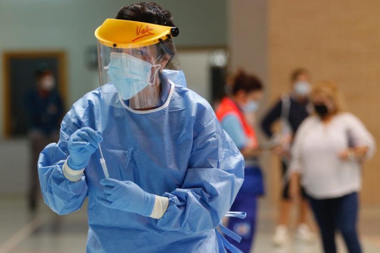 Andalucía suma 44 muertes, cifra más alta en la segunda ola, y 2.954 casos en 24 horas