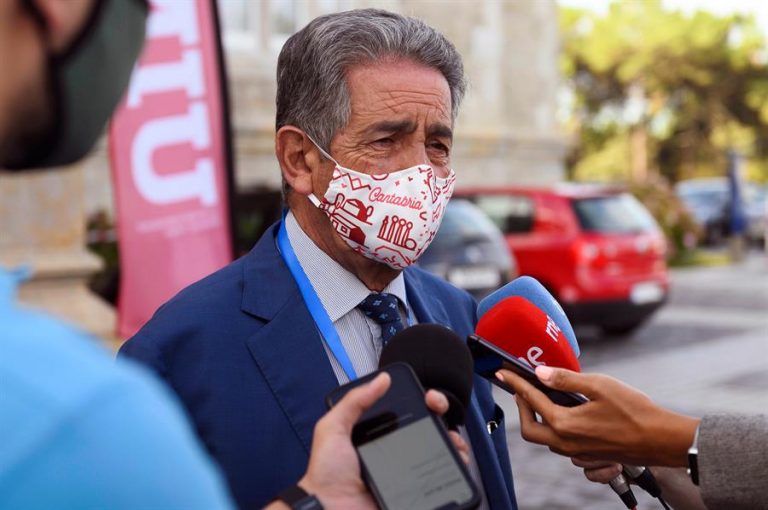 Cantabria se cierra hasta el día 9-N y suspende la semana no lectiva