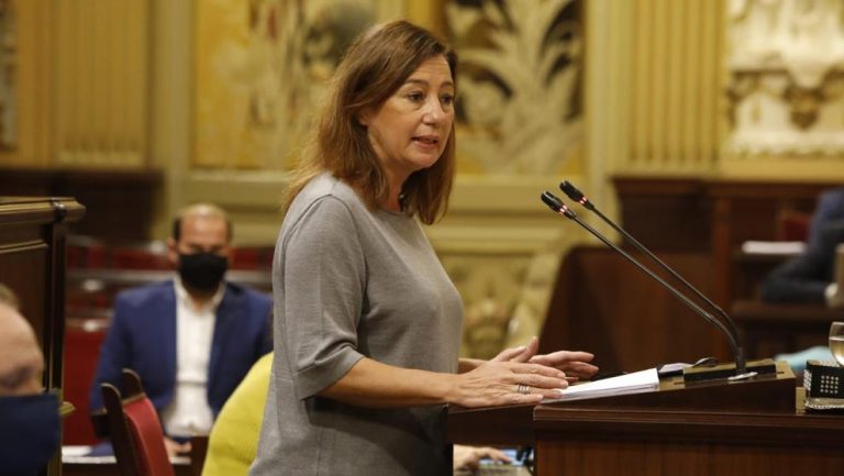 Armengol pide disculpas por su presencia en un bar de madrugada