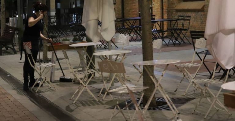 Cataluña cierra 15 días bares y restaurantes