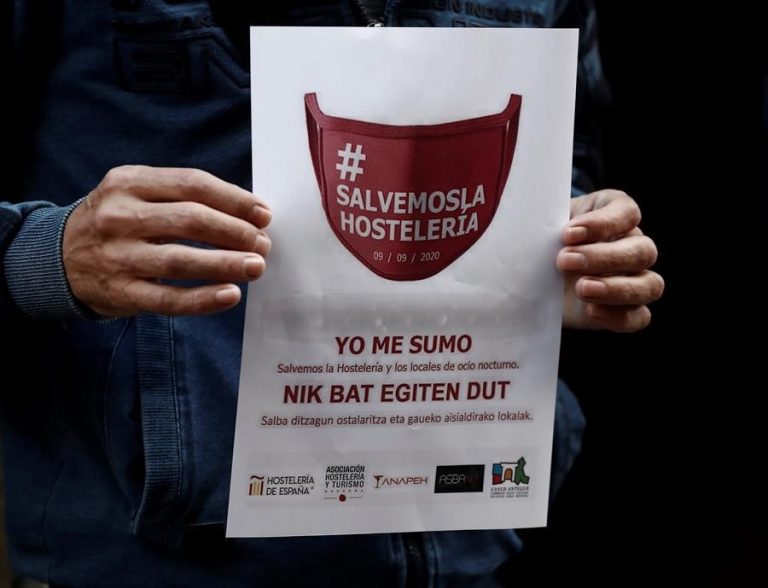 Los hosteleros navarros protestan por el cierre de sus establecimientos