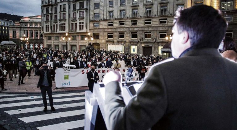 Cientos de personas claman en Santiago contra las restricciones a la hostelería