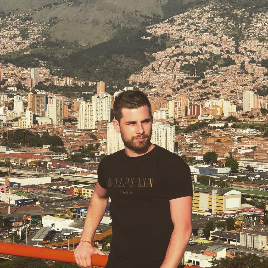 No solamente lo sexy es mostrar el cuerpo desnudo. Tom Brusse se da un paseo por Sudamerica, específicamente en la ciudad de Medellín, Colombia. Mucha seriedad pero con picardía de la buena.