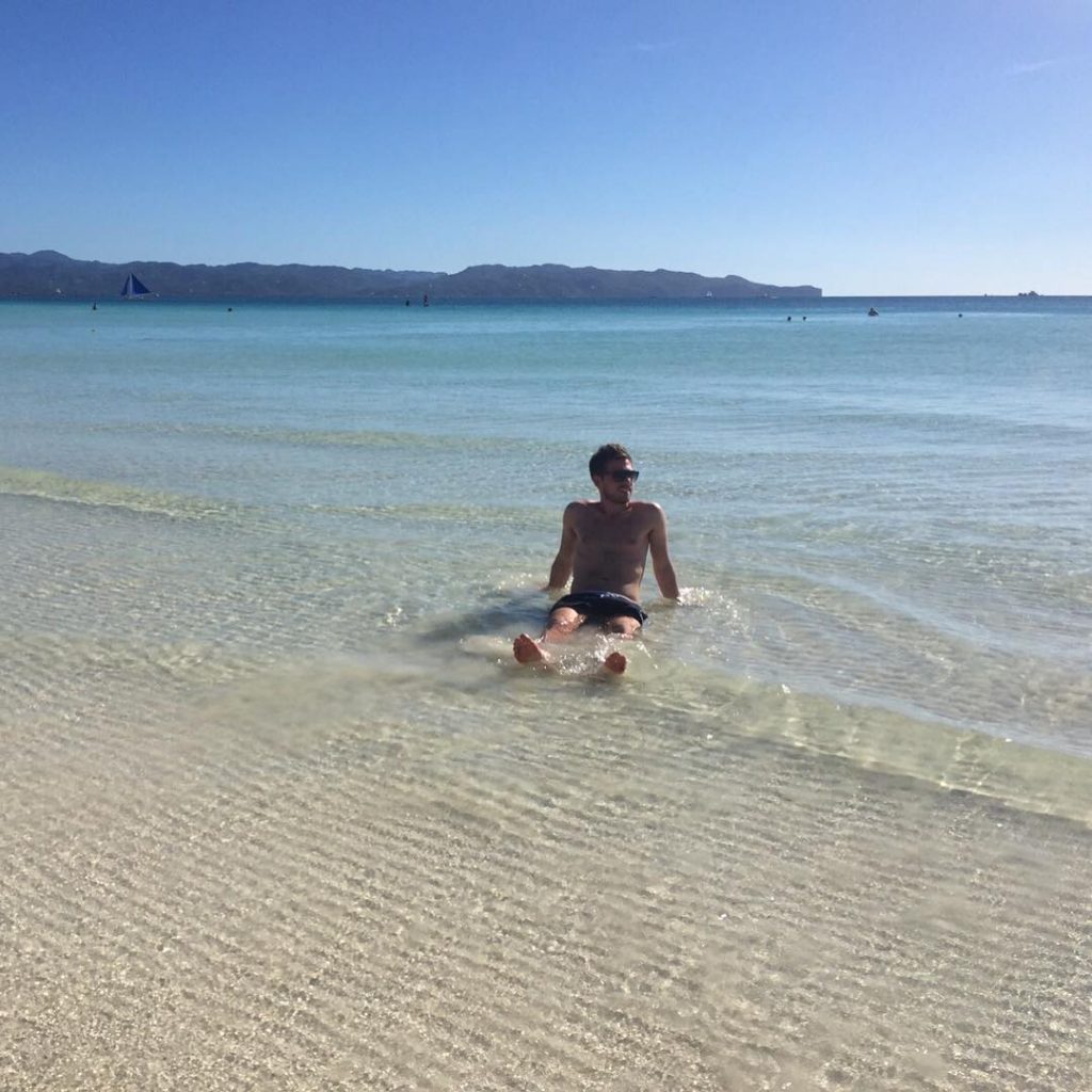 Lo hemos visto hasta en Filipinas, y más con ese sol de encanto y las aguas de la imponente Boracay Island. ¿Te gusta Tom Brusse?