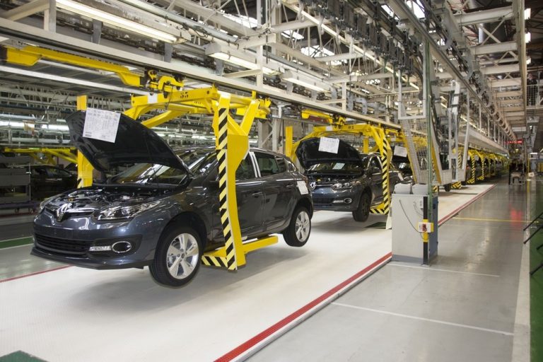 Renault comunica a los sindicatos la eliminación de medio turno en la factoría de Palencia