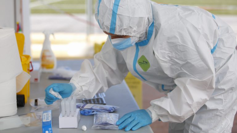 Granada registra sus peores cifras de la pandemia con 1.382 nuevos positivos y 17 muertos