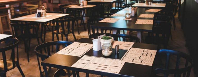 Baleares prohíbe el uso de la barra restaurantes, reduce el aforo en gimnasios e invitados en bodas