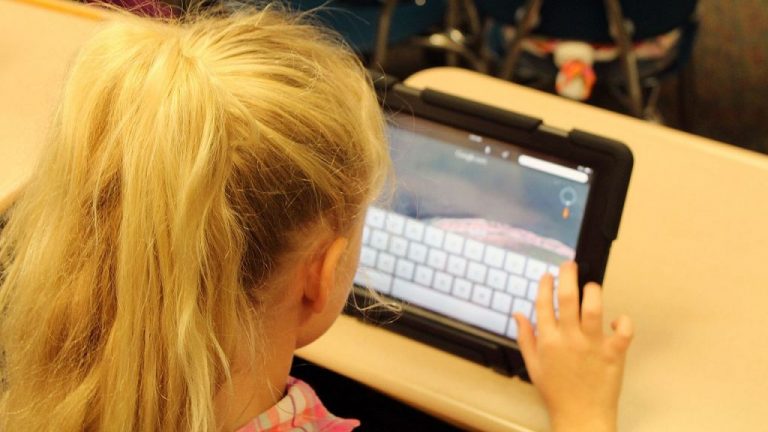 Asturias inicia el reparto de dispositivos para garantizar la semipresencialidad