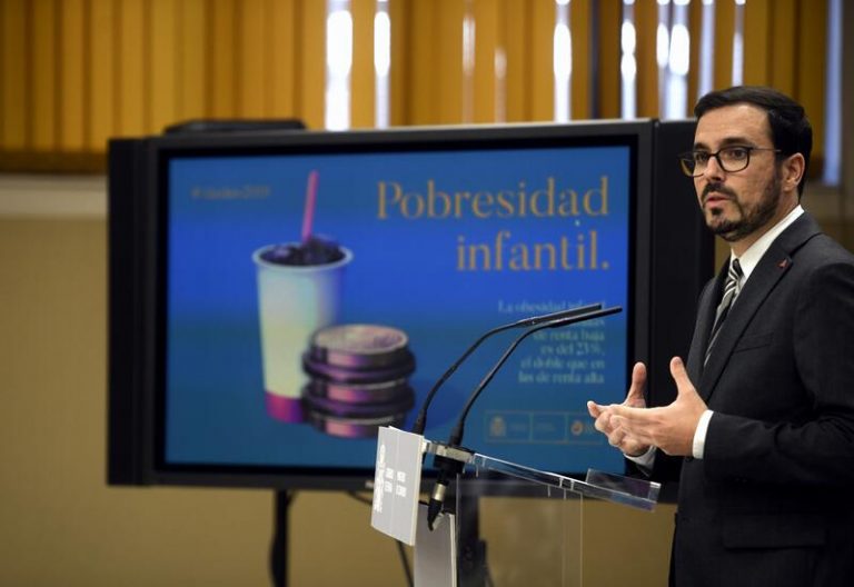 Consumo estudia subir impuestos a las bebidas azucaradas para atajar la obesidad infantil