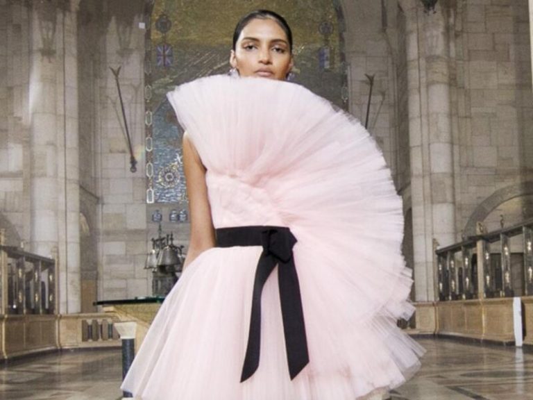 Carolina Herrera consigue hacernos soñar con su nueva colección