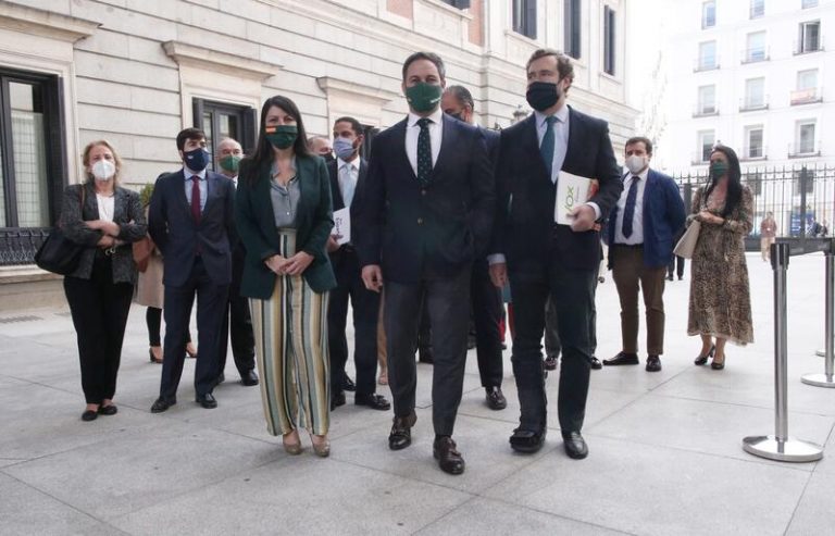 Abascal asegura que el Gobierno pretende vetar la presencia del Rey en más actos