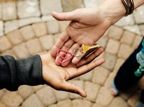 Airbnb lanza un programa detector de ruidos para sus anfitriones de Madrid y Barcelona Airbnb lanza un programa detector de ruidos para sus anfitriones de Madrid y Barcelona