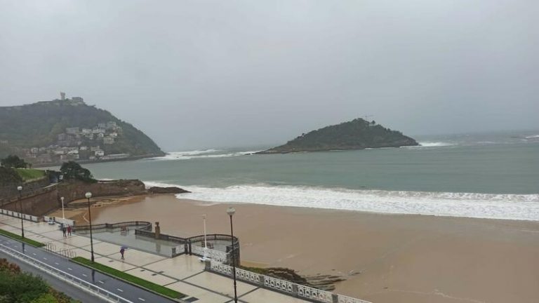 La borrasca 'Alex' provoca olas de más de 8 metros en San Sebastián