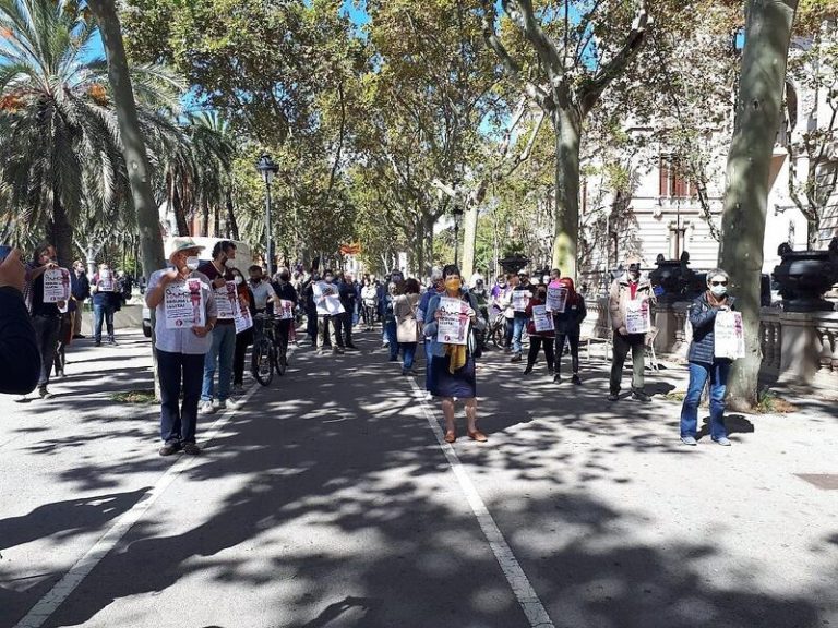 Unos 200 independentistas se concentran ante el TSJC en el aniversario de la huelga del 3-O