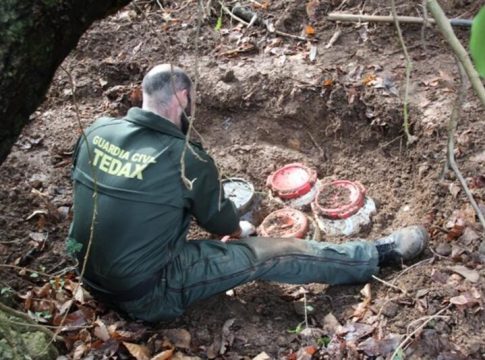 La Guardia Civil detiene a tres responsables de un zulo de explosivos de ETA La Guardia Civil detiene a tres responsables de un zulo de explosivos de ETA