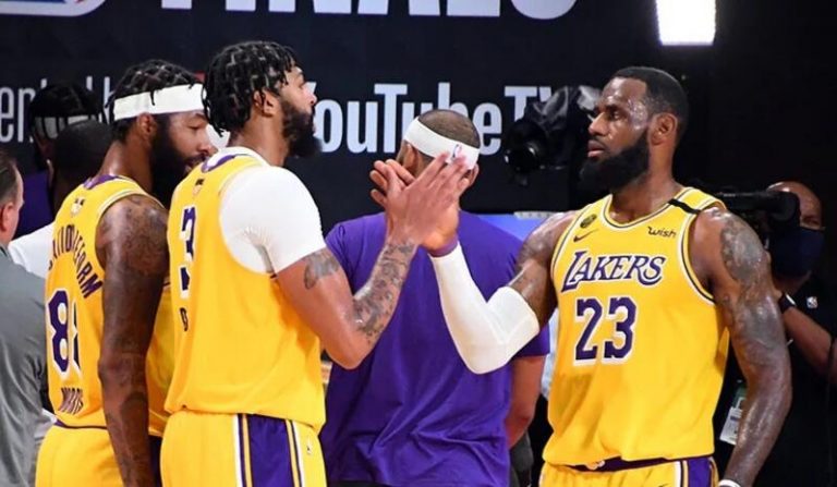 Los Lakers acarician el anillo de la NBA