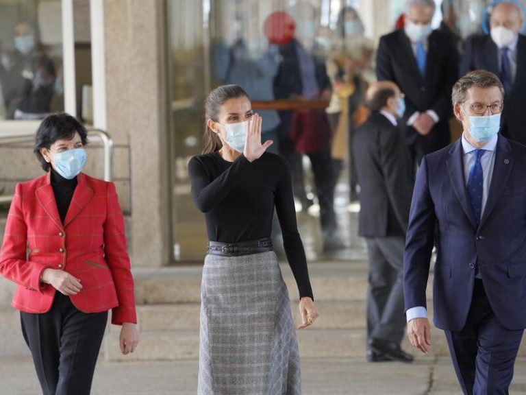 La Reina Letizia reinventa una de sus prendas fetiche