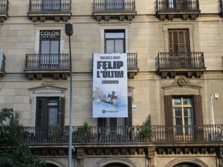 Òmnium cuelga una pancarta frente a la Estación de Francia: 'Juan Carlos I, Felipe el último'