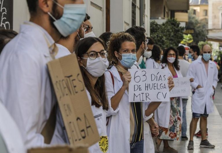 Uno de cada tres sanitarios atendidos psicológicamente durante la pandemia son médicos