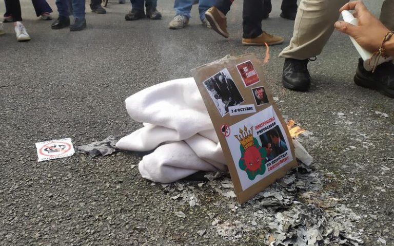 Queman fotos del Rey y Sánchez en la manifestación contra su visita a Barcelona