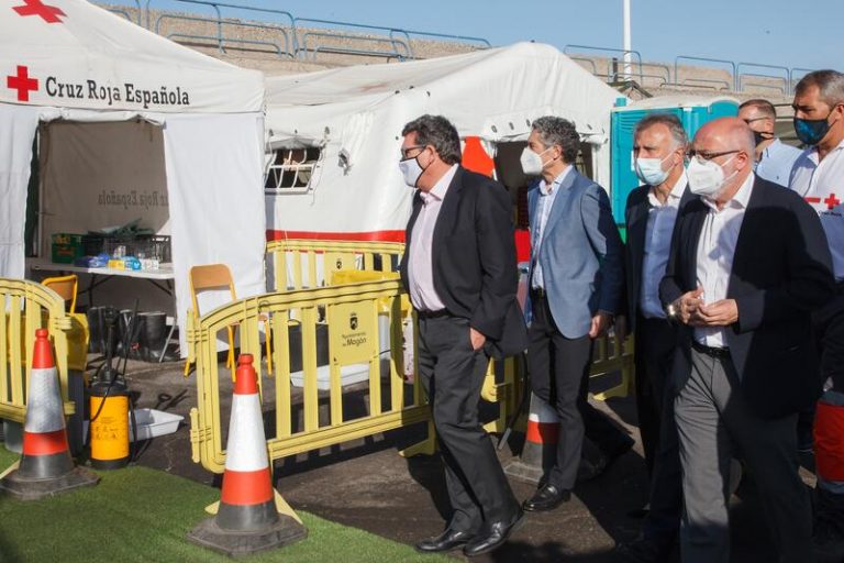 Escrivá estudia abrir un centro de acogida de inmigrantes en El Matorral (Fuerteventura)