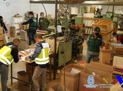 Desmanteladas tres fábricas que podían producir más de 18.000 cigarrillos por minuto Desmanteladas tres fábricas que podían producir más de 18.000 cigarrillos por minuto