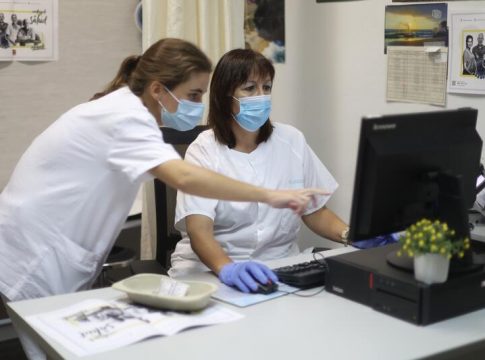 Una enfermera de la sanidad privada atiende a cinco pacientes más y cobra un 25% menos Una enfermera de la sanidad privada atiende a cinco pacientes más y cobra un 25% menos