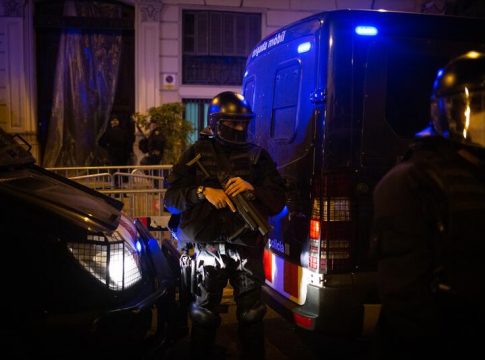 Los antidisturbios de Mossos irán identificados también por delante y en el casco Cargas policiales durante un desalojo de los Mossos en el Raval de Barcelona