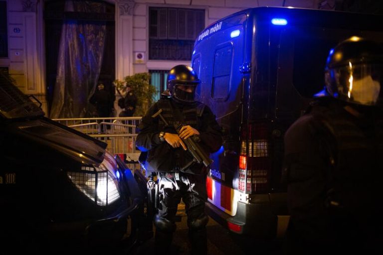 Los antidisturbios de Mossos irán identificados también por delante y en el casco