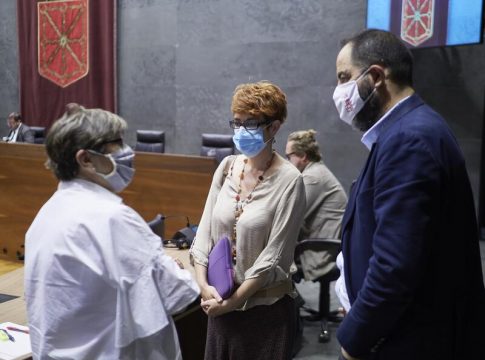 El Parlamento navarro rechaza retirar la Medalla de Oro al Rey Emérito El Parlamento navarro rechaza retirar la Medalla de Oro al Rey Emérito