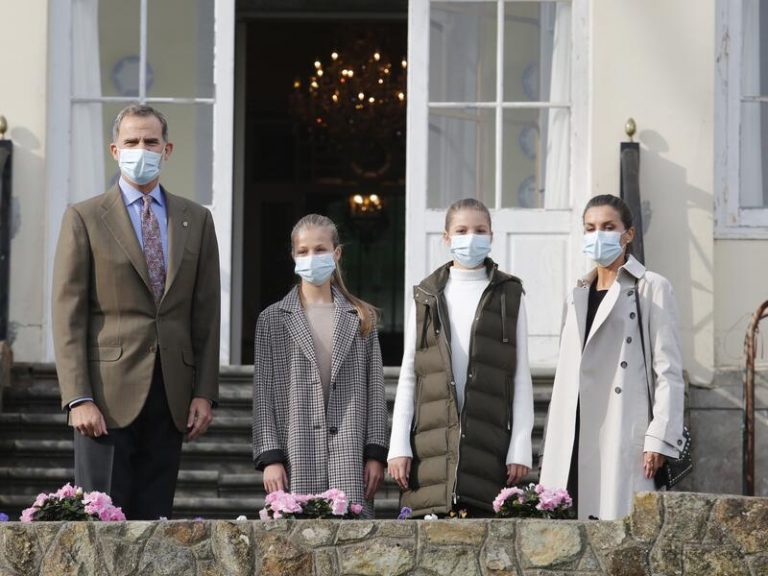 Tras los Premios Princesa de Asturias, la Familia Real se deja ver, unida, en Somao