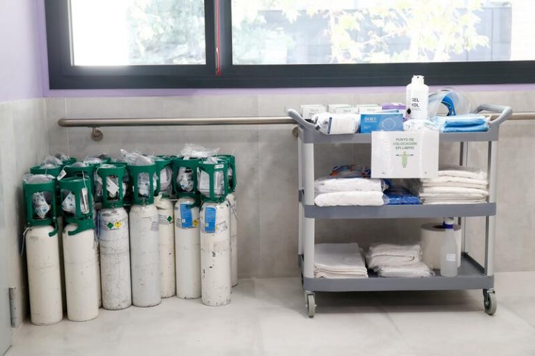 Andalucía registra 2.725 casos, más de la mitad en Sevilla y Granada, y 25 muertes