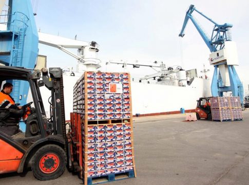 El déficit comercial cae un 54,6% hasta agosto, tras ceder las exportaciones un 14% El déficit comercial cae un 54,6% hasta agosto, tras ceder las exportaciones un 14%