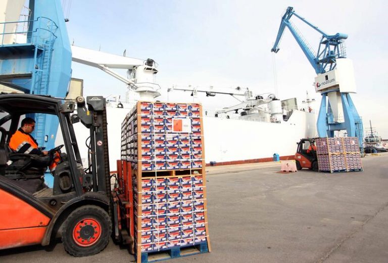 El déficit comercial cae un 54,6% hasta agosto, tras ceder las exportaciones un 14%