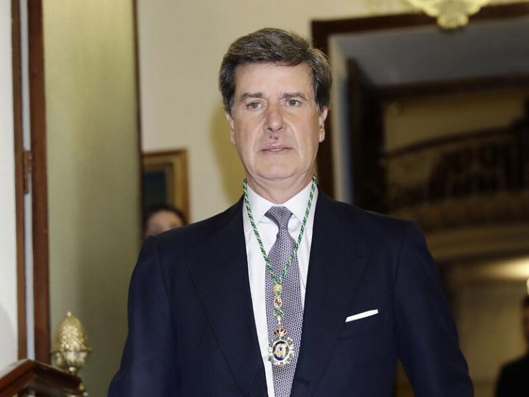 Cayetano Martínez de Irujo vuelve a sacar su peor cara con la prensa