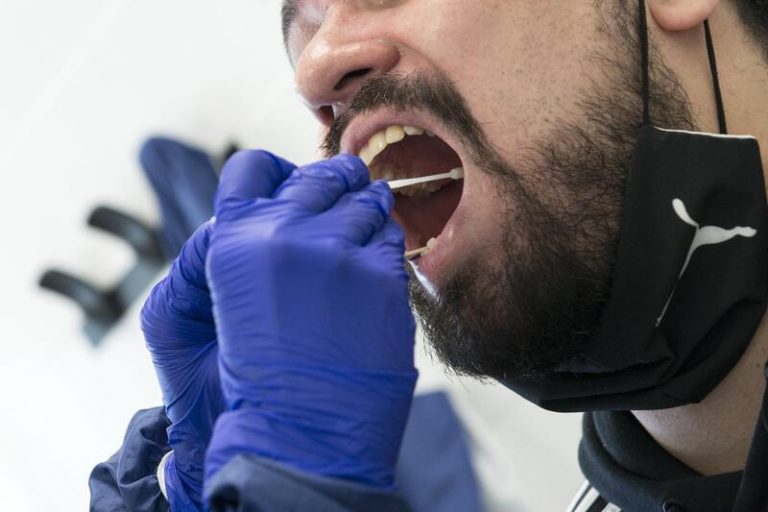 Aumenta la tasa de rebrote en Cataluña, que registra 3.418 casos y 17 fallecidos más