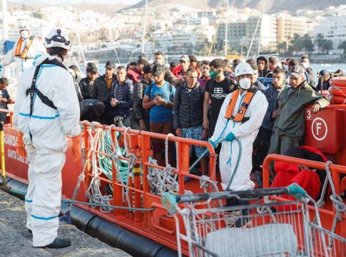 Más de 8.000 inmigrantes llegan a Canarias en 2020, un 688% más que el año pasado Más de 8.000 inmigrantes llegan a Canarias en 2020, un 688% más que el año pasado