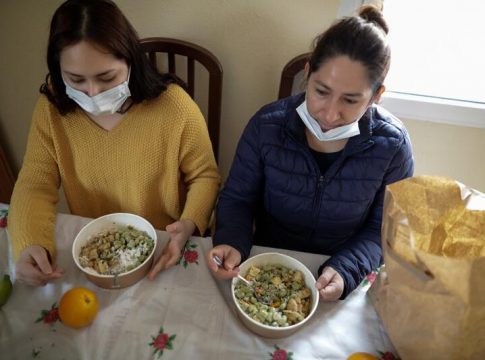 La edad de los solicitantes de prestaciones sociales en Madrid baja de los 71 a los 41 años La edad de los solicitantes de prestaciones sociales en Madrid baja de los 71 a los 41 años