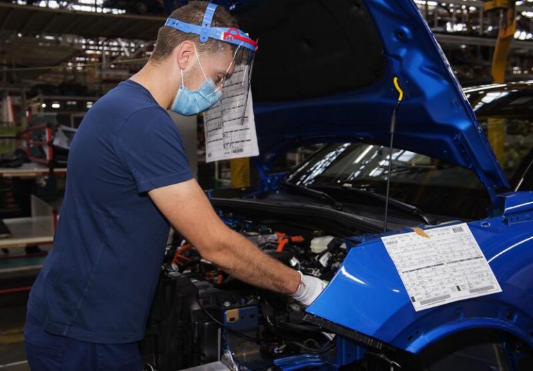 La producción de vehículos cae casi un 30% hasta septiembre, pero sube un 12% mensual