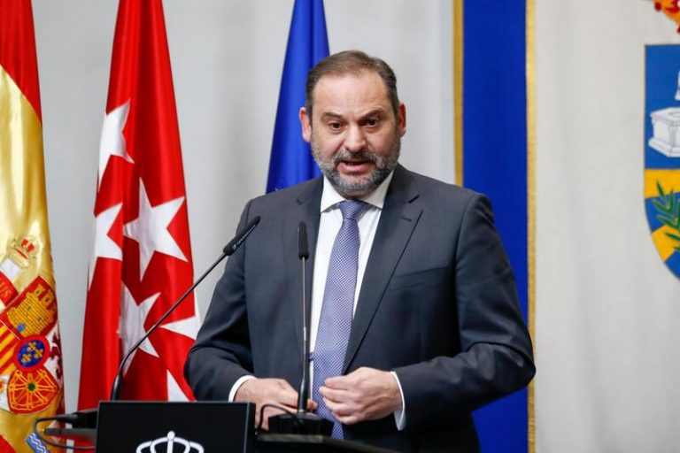 Ábalos dice que subir el IRPF y limitar el alquiler se hará cuando 