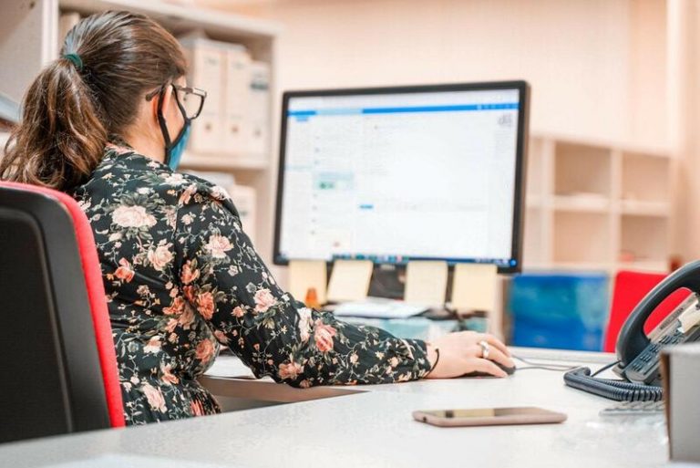 Un tercio de los jóvenes que trabajaban antes de la pandemia fue despedido o sufrió un ERTE