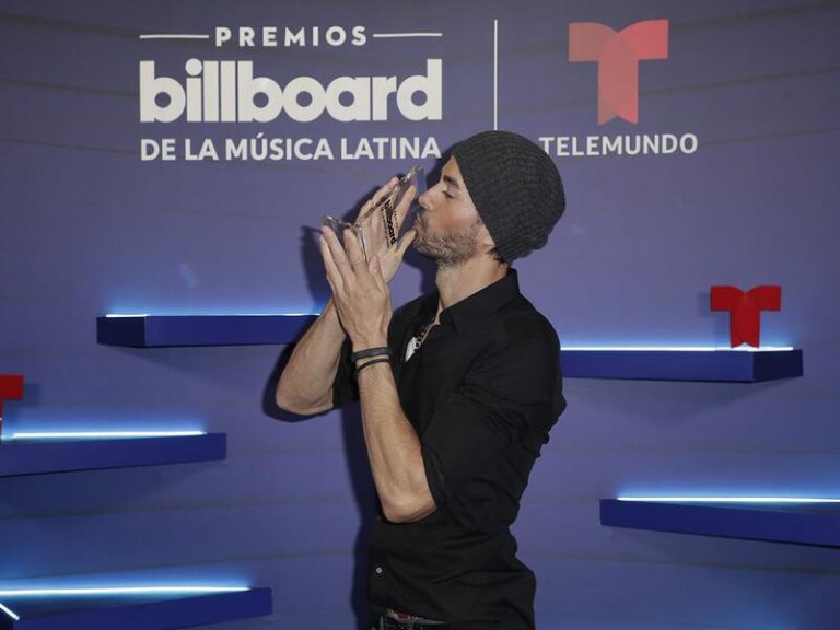 Enrique Iglesias, emocionado al recibir el Premio a Artista Latino Más Grande de la Historia