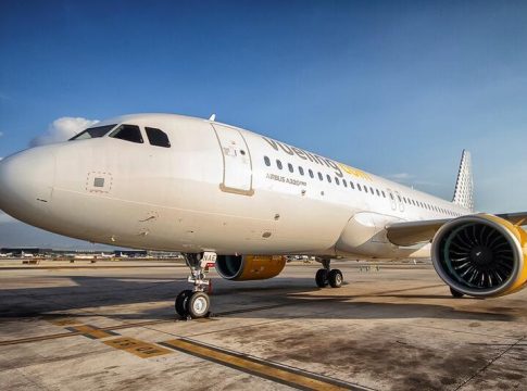 Vueling y pilotos acuerdan reducir salarios para mantener los puestos de trabajo Vueling y pilotos acuerdan reducir salarios para mantener los puestos de trabajo