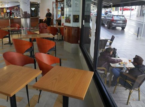 La segunda ola hunde los servicios y amenaza con una doble recesión a la eurozona La segunda ola hunde los servicios y amenaza con una doble recesión a la eurozona