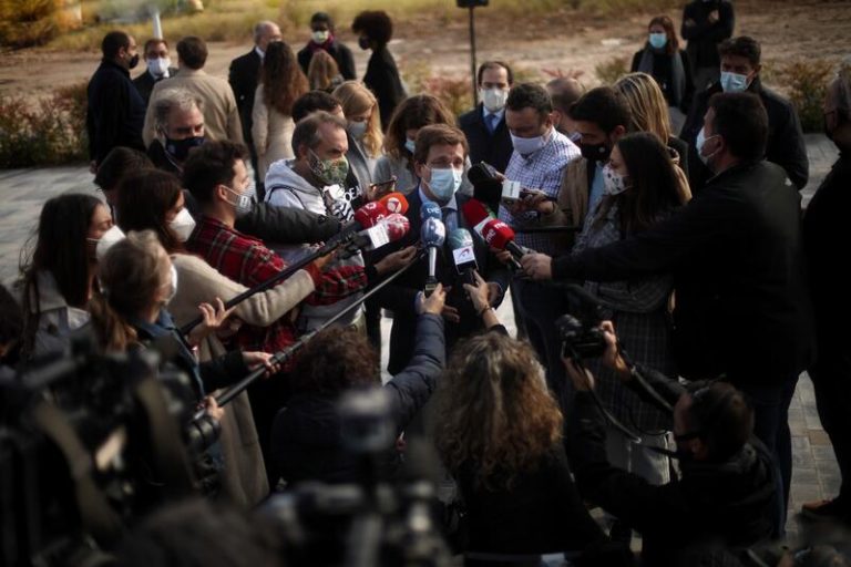 Almeida insta a Vox a 