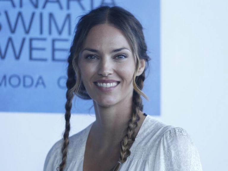 Helen Lindes vuelve a las pasarelas con paso firme y decidido