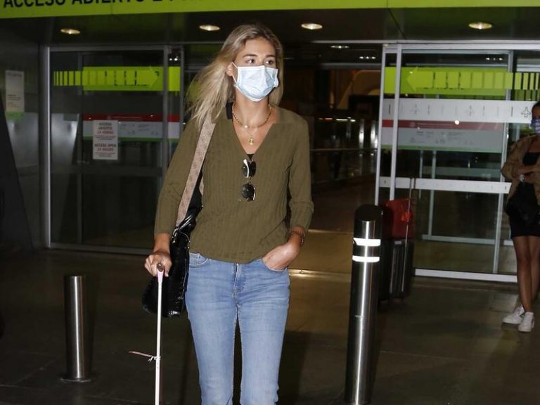 Ana Soria, sin rastro de Enrique Ponce, muestra sus uñas a la prensa