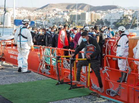 Unos 900 migrantes pernoctan en el Muelle de Arguineguín tras trasladar a 300 a un complejo turístico Unos 900 migrantes pernoctan en el Muelle de Arguineguín tras trasladar a 300 a un complejo turístico